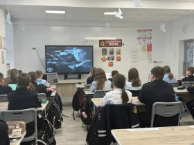 В рамках метапредметной недели «Великая Победа: наука, личность, поступок» в 5 «Г» классе прошёл урок музыки , на тему « Песни, с которыми мы победили».